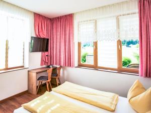 ドナースバッハヴァルトにあるApartment Talbodenのベッドルーム1室(ベッド1台、デスク、窓付)