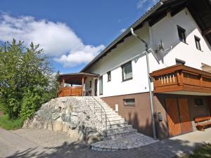 Das Gebäude in dem sich das Ferienhaus befindet
