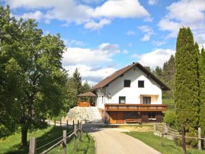 ein weißes Haus mit einem Zaun und einer Straße in der Unterkunft Holiday Home Berg by Interhome in Obermieger