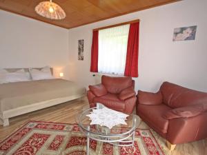 ein Wohnzimmer mit einem Bett und einem Glastisch in der Unterkunft Holiday Home Berg by Interhome in Obermieger + 19 Fotos