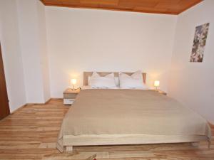 Ein Bett oder Betten in einem Zimmer der Unterkunft Holiday Home Berg by Interhome