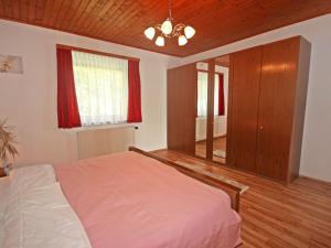 Ein Bett oder Betten in einem Zimmer der Unterkunft Holiday Home Berg by Interhome