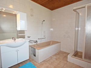 Ein Badezimmer in der Unterkunft Holiday Home Berg by Interhome