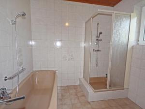 Ein Badezimmer in der Unterkunft Holiday Home Berg by Interhome