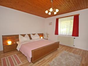 Ein Bett oder Betten in einem Zimmer der Unterkunft Holiday Home Berg by Interhome