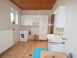 Ein Badezimmer in der Unterkunft Holiday Home Berg by Interhome