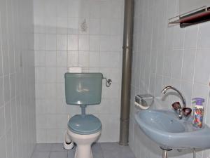 Ein Badezimmer in der Unterkunft Holiday Home Berg by Interhome