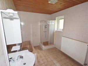 Ein Badezimmer in der Unterkunft Holiday Home Berg by Interhome