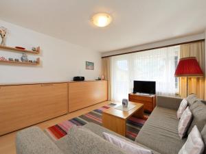 un soggiorno con un divano e una TV di Apartment Apollo by Interhome a Zermatt