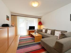 un soggiorno con un divano e una TV di Apartment Apollo by Interhome a Zermatt