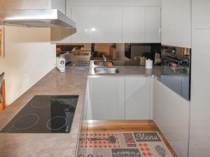 Kuchyň nebo kuchyňský kout v ubytování Apartment Blauherd by Interhome