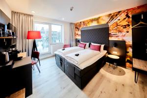 a bedroom with a large bed in a room at SMARTY Cologne Dom Hotel - Boardinghouse - KONTAKTLOSER SELF CHECK-IN in Cologne