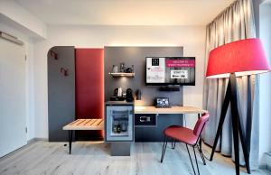 科隆的住宿－SMARTY Cologne Dom Hotel - Boardinghouse - KONTAKTLOSER SELF CHECK-IN，小厨房配有书桌、桌子和椅子