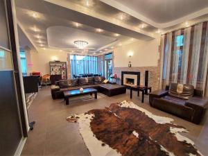 a large living room with a large tree stump in the middle at Nat Craft - Вилла Гарден in Tsaghkadzor