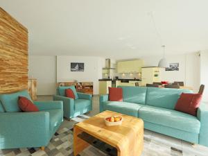 ein Wohnzimmer mit 2 blauen Sofas und einem Tisch in der Unterkunft Apartment Susanna by Interhome in Zermatt