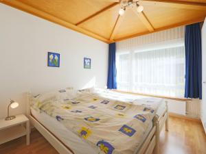 sypialnia z dużym łóżkiem i drewnianym sufitem w obiekcie Apartment Cervin by Interhome w mieście Zermatt