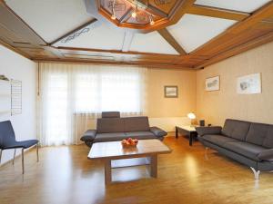 salon z kanapami i stolikiem kawowym w obiekcie Apartment Cervin by Interhome w mieście Zermatt