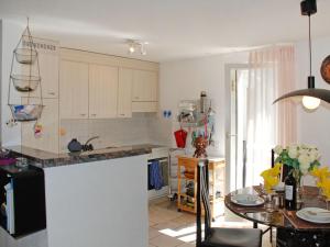 - une cuisine avec un comptoir et une table dans une pièce dans l'établissement Apartment Giardinetto by Interhome, à San Nazzaro