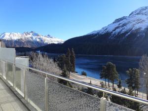 Blick auf einen See mit schneebedeckten Bergen in der Unterkunft Apartment Chesa Spuonda Verde 1-7 by Interhome in St. Moritz