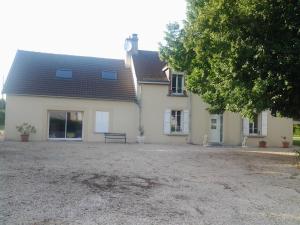 una casa con un banco delante de ella en LA BONNE ADRESSE, en La Neuville en Chaillois
