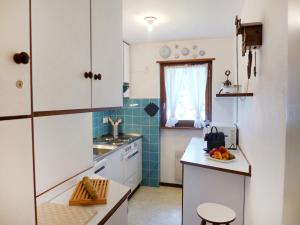 Kuchyň nebo kuchyňský kout v ubytování Apartment Chesa Arlas D2 by Interhome
