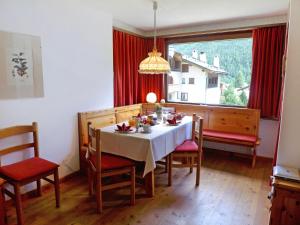 Fotografie z fotogalerie ubytování Apartment Chesa Arlas D2 by Interhome v destinaci St. Moritz