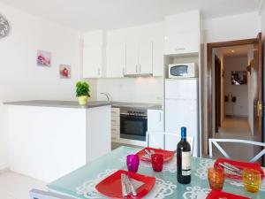 Kuchyňa alebo kuchynka v ubytovaní Apartment Sant Maurici-19 by Interhome + 17 fotografií