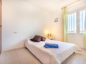 エンプリアブラバにあるApartment Sant Maurici-19 by Interhomeの窓付きの部屋にベッド付きのベッドルーム1室があります。