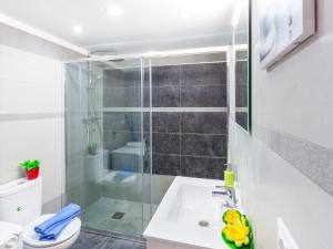 Kúpeľňa v ubytovaní Apartment Sant Maurici-19 by Interhome