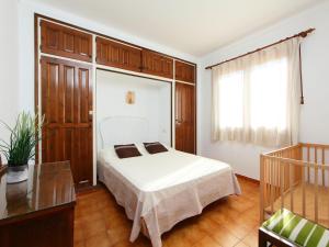 レスカラにあるHoliday Home La Masia by Interhomeのベッドルーム(白いベッド1台、窓付)