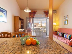 リウマルにあるHoliday Home Salvagina by Interhomeのキッチン、リビングルーム(オレンジ付きのテーブル付)