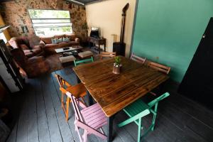 sala de estar con mesa de madera y sillas en Mundaka Hostel y Bar, en Punta del Este