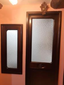 eine Tür mit zwei Fenstern in einem Zimmer in der Unterkunft Les Jeux Sont Faits in Neapel