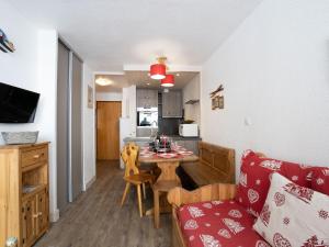una cucina e un soggiorno con tavolo e divano di Apartment Le Hameau du Borsat-8 by Interhome a Tignes