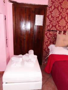 Zimmer mit einem Bett und einem Haufen Toilettenpapier in der Unterkunft Les Jeux Sont Faits in Neapel