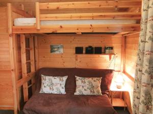Tempat tidur dalam kamar di Studio L'Astragale-10 by Interhome