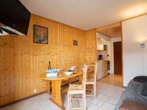 uma cozinha e sala de jantar com mesa e cadeiras em Apartment Les Lauzes-5 by Interhome em Les Menuires