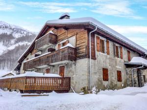 une cabane en rondins dans la neige dans l'établissement Apartment Chalet Le Tour by Interhome, à Chamonix-Mont-Blanc