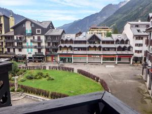 vistas a una ciudad con edificios y un patio en Apartment Le Triolet-8 by Interhome, en Chamonix-Mont-Blanc