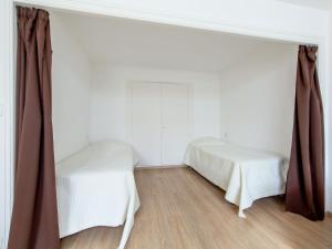En eller flere senger på et rom på Apartment Le Corsaire-5 by Interhome