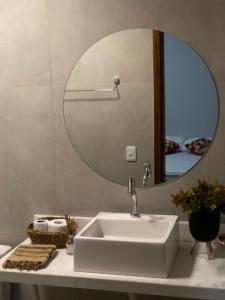 łazienka z umywalką i dużym lustrem w obiekcie Recanto da Barra Chalé w mieście Barra Grande