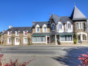 une grande maison en briques avec un toit noir dans l'établissement Apartment Le Petit Robinson-6 by Interhome, à La Richardais