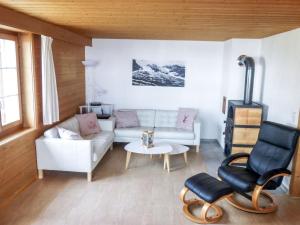 Setusvæði á Holiday Home Chalet Reinhysi by Interhome