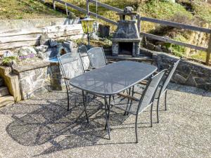 einen Tisch und Stühle vor einem Kamin in der Unterkunft Holiday Home Chalet Reinhysi by Interhome in Grindelwald