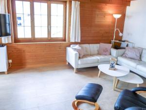 - un salon avec un canapé et une table dans l'établissement Holiday Home Chalet Reinhysi by Interhome, à Grindelwald