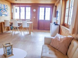 Seating area sa Holiday Home Chalet Reinhysi by Interhome