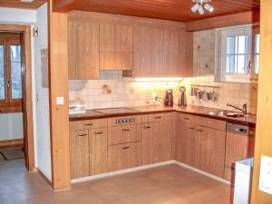 Kuchyň nebo kuchyňský kout v ubytování Holiday Home Chalet Reinhysi by Interhome + 18 fotografií