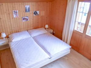 Rúm í herbergi á Holiday Home Chalet Reinhysi by Interhome