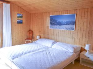 Rúm í herbergi á Holiday Home Chalet Reinhysi by Interhome