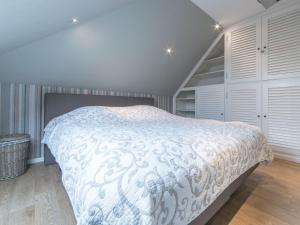 1 dormitorio con 1 cama con edredón blanco en Apartment Residentie Maritiem by Interhome, en Bredene